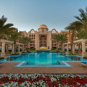 Globalstay At Palm Jumeirah Beachfront Paradise With Pool And Gym Lägenhet